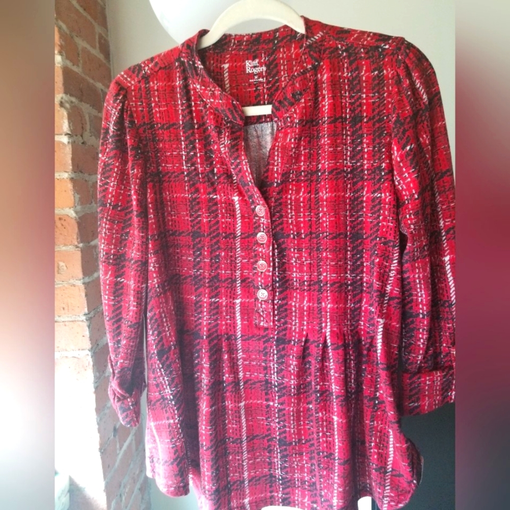 💥HP💥Gorgeous 3/4 button sleeved blouse..